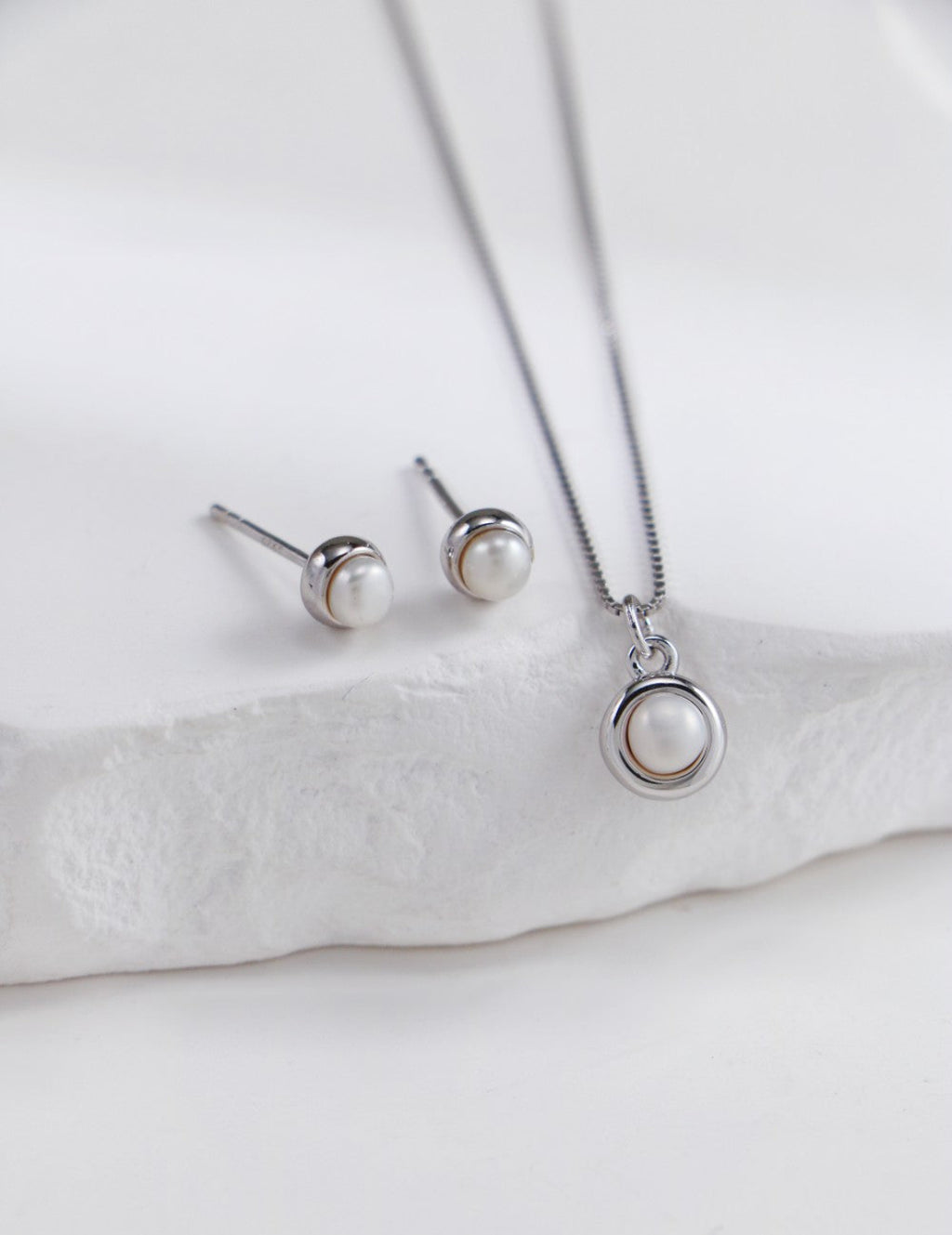 S925 Silver Pearl necklace/earrings