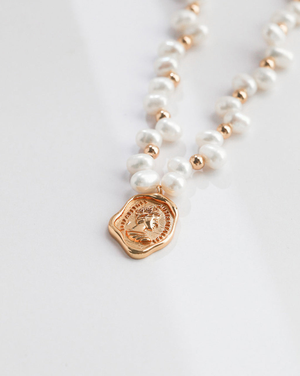 Natural pearl necklace,female ace and seal lacquer