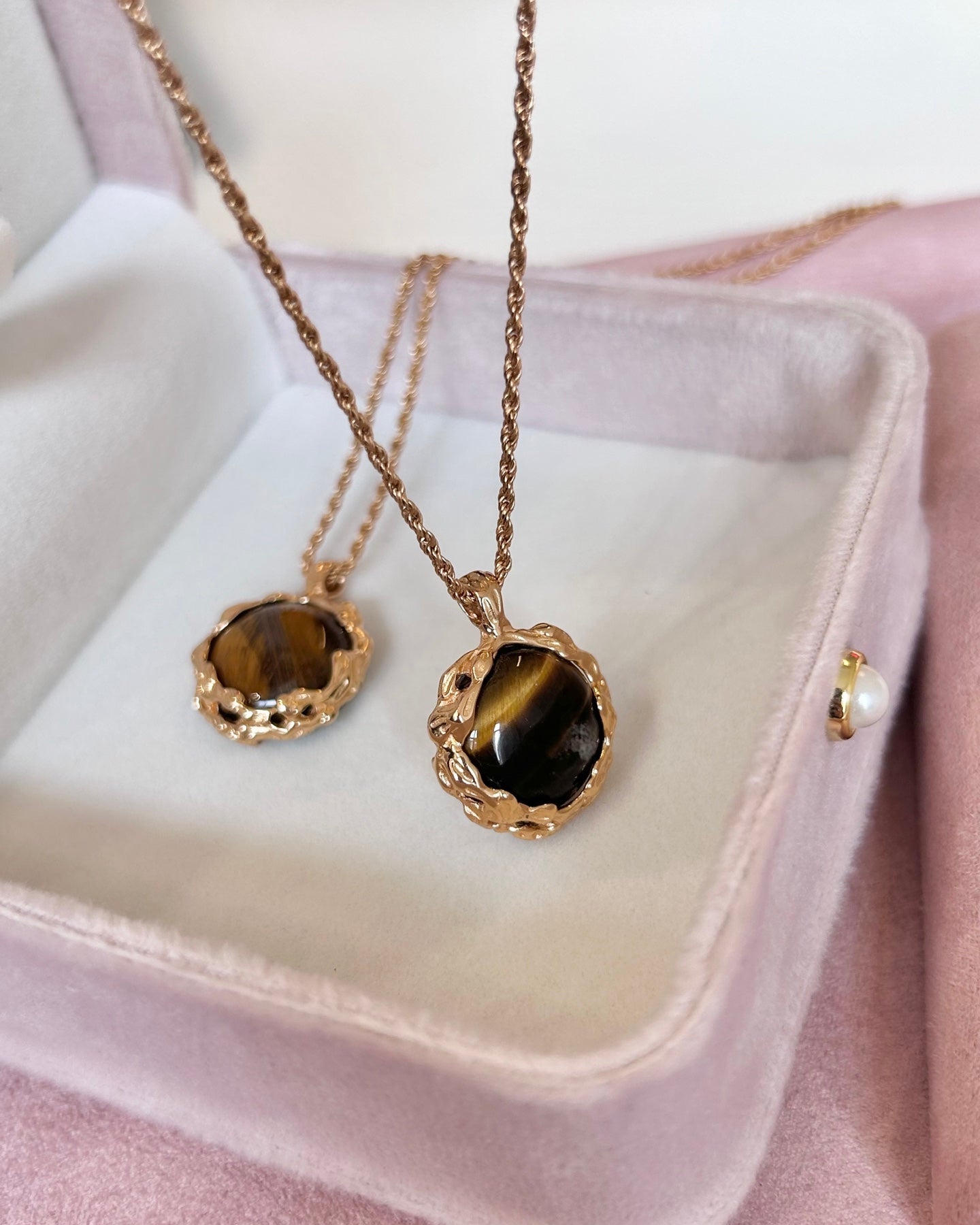 Hand-Carved Volcanic Veins Tiger‘s Eye Pendant