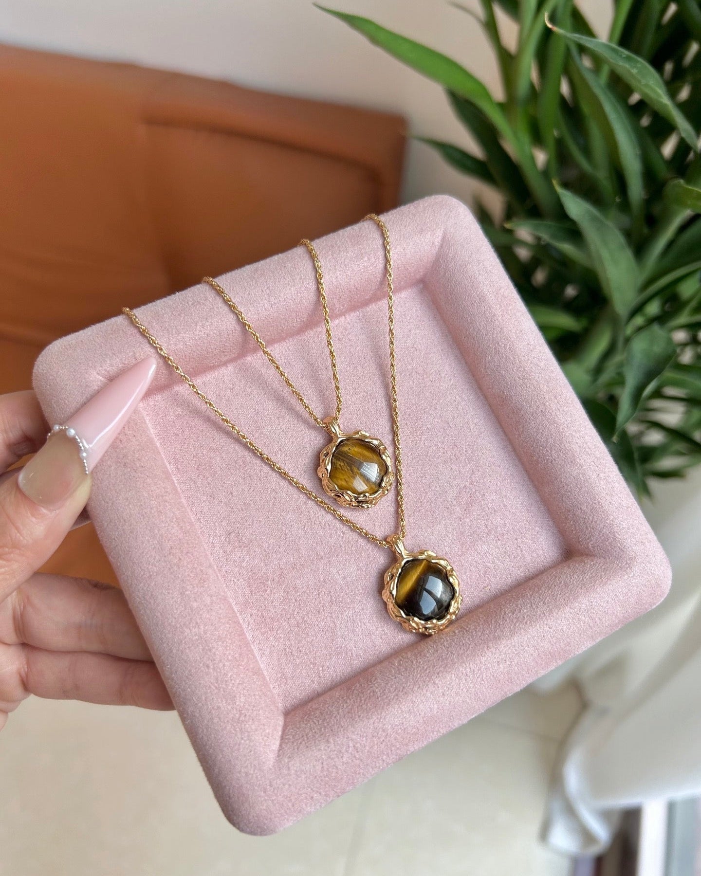 Hand-Carved Volcanic Veins Tiger‘s Eye Pendant