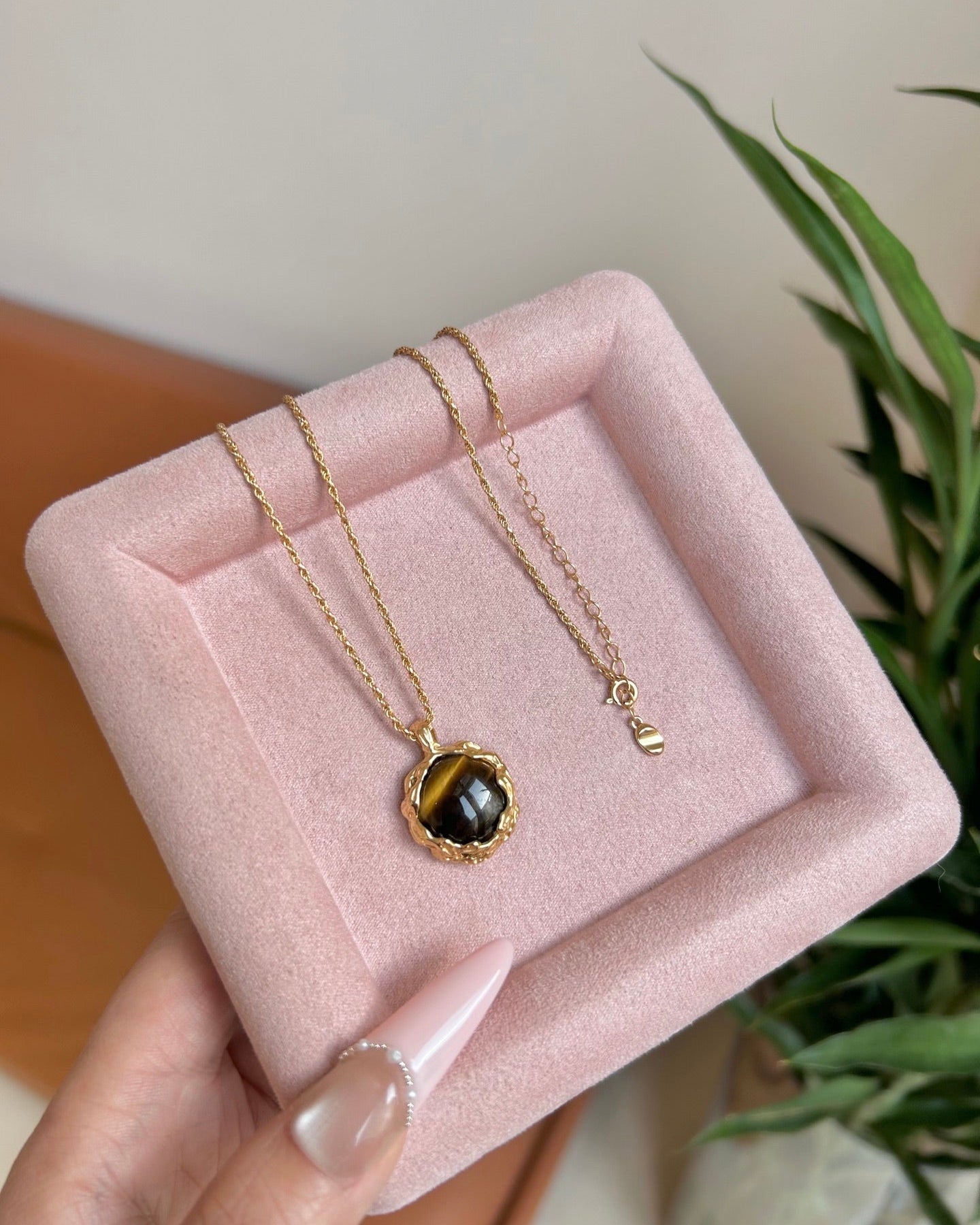 Hand-Carved Volcanic Veins Tiger‘s Eye Pendant