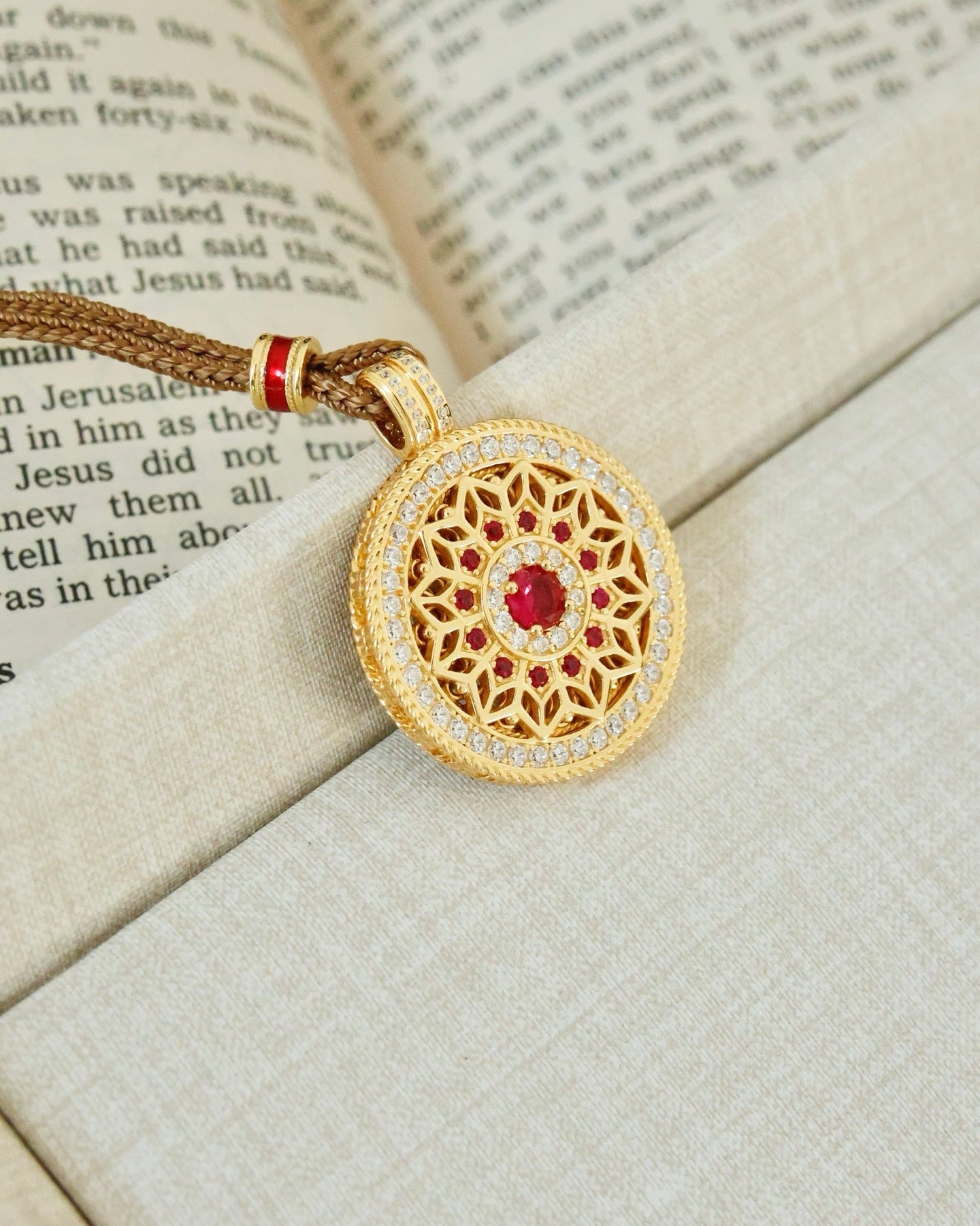 【Gilded Lattice · Compass】 Garden-Inspired Pendant Necklace