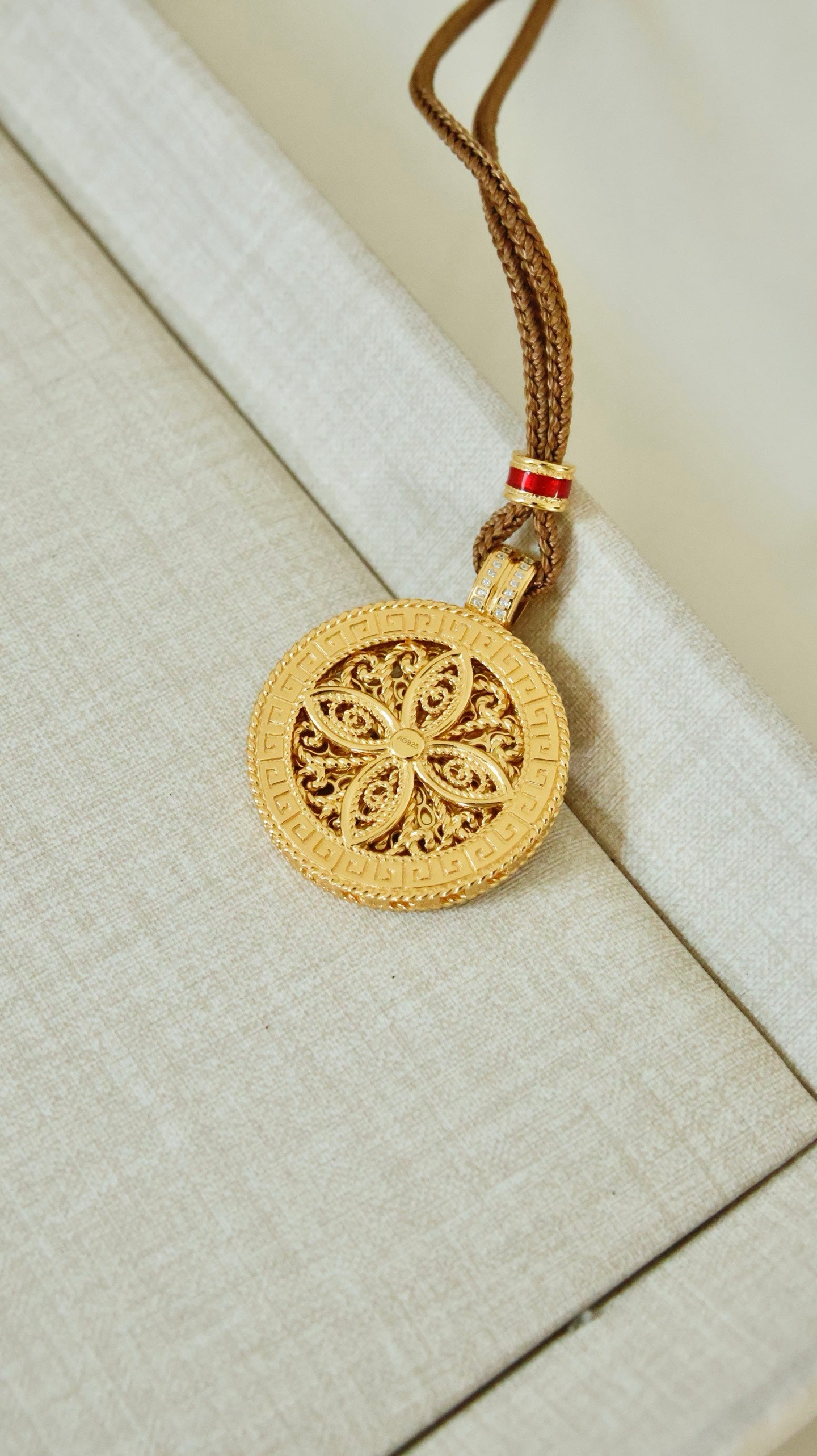 【Gilded Lattice · Compass】 Garden-Inspired Pendant Necklace