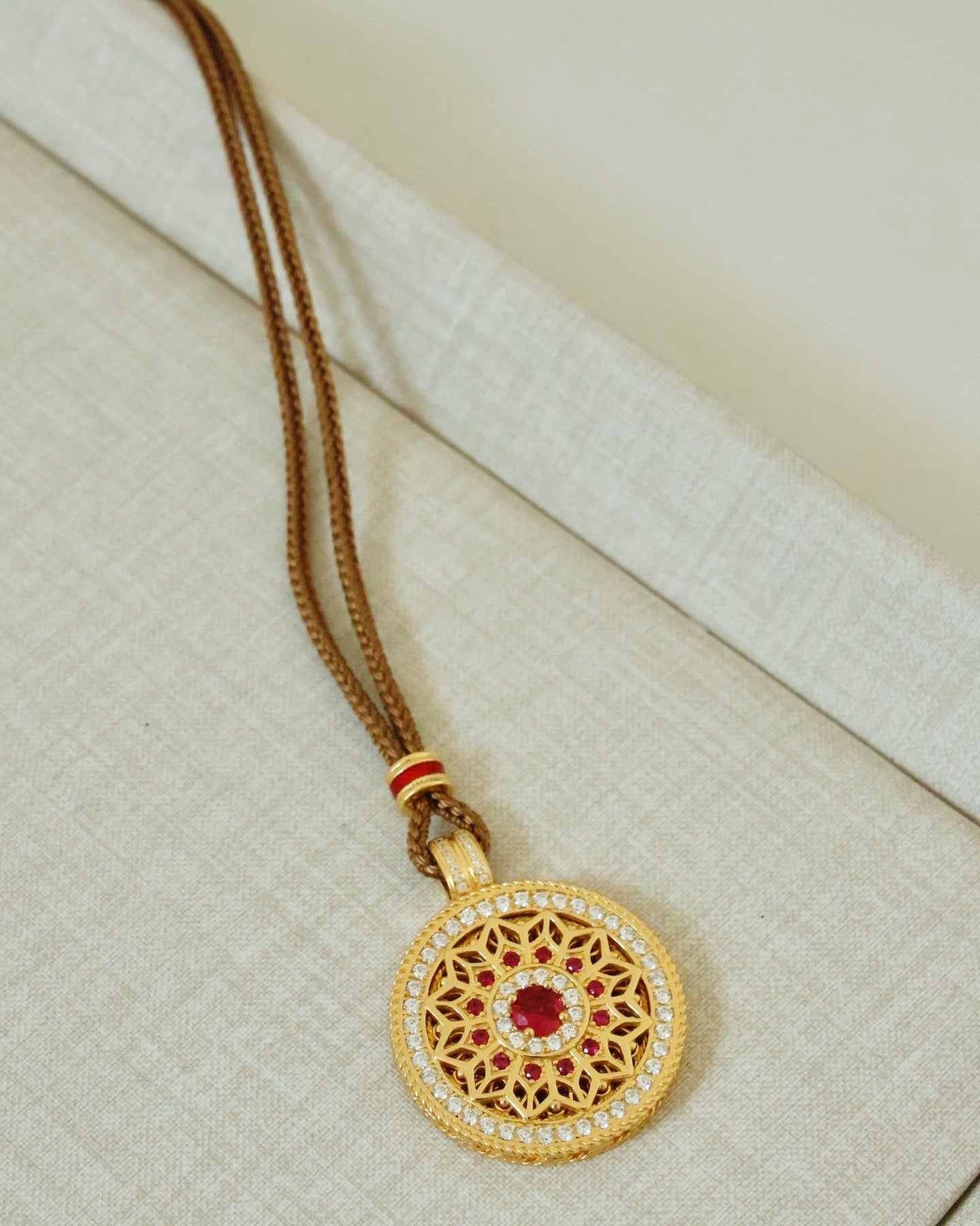 【Gilded Lattice · Compass】 Garden-Inspired Pendant Necklace