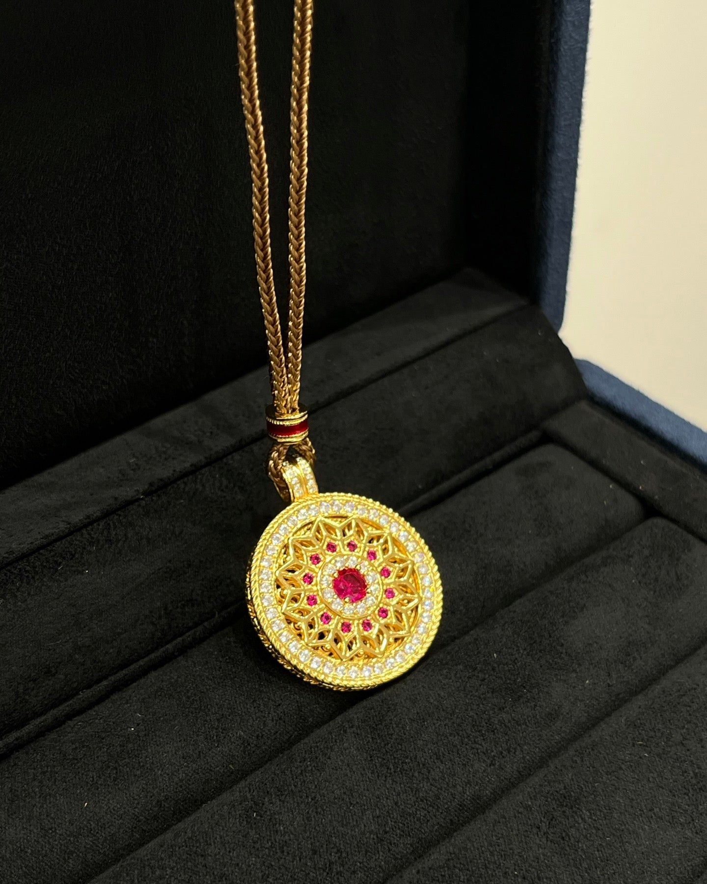 【Gilded Lattice · Compass】 Garden-Inspired Pendant Necklace