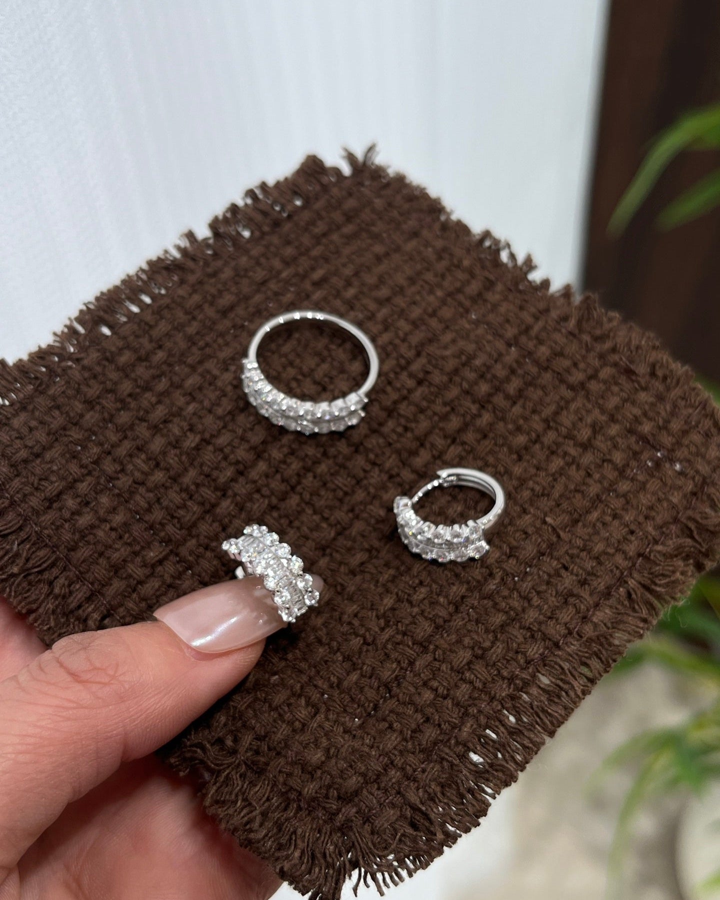 【Between Edges】 Geometric Half-Hoop Set