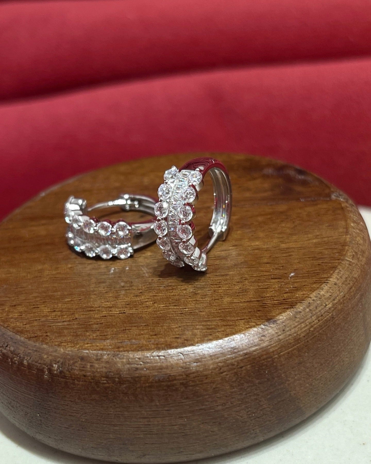 【Between Edges】 Geometric Half-Hoop Set