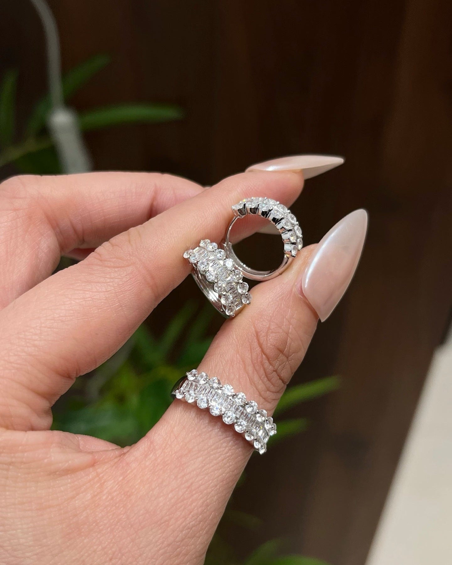 【Between Edges】 Geometric Half-Hoop Set