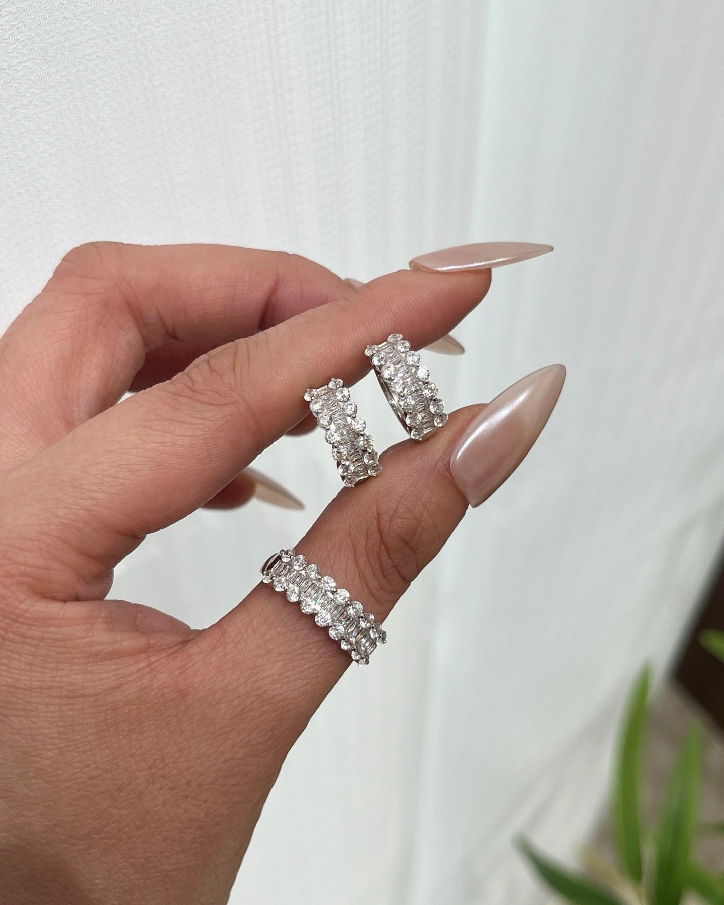 【Between Edges】 Geometric Half-Hoop Set