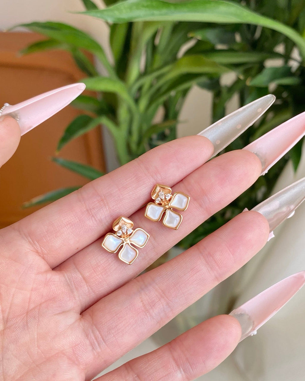 【Gilded Feather & Shell】 Iridescent Leaf Earrings