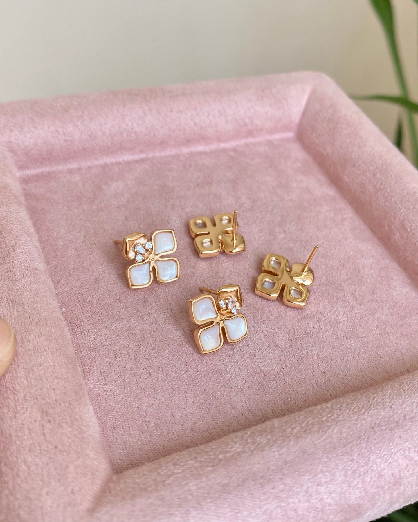 【Gilded Feather & Shell】 Iridescent Leaf Earrings