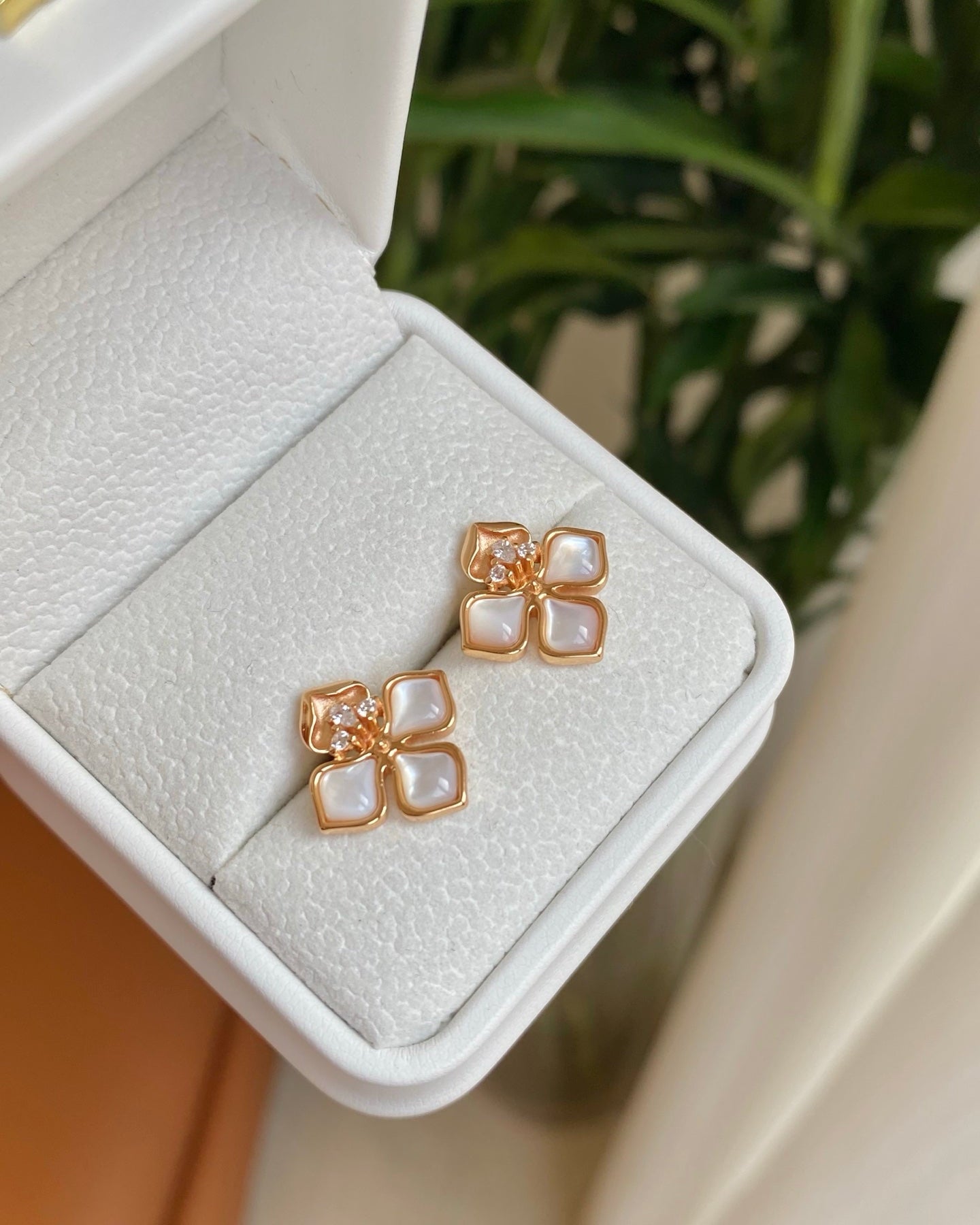 【Gilded Feather & Shell】 Iridescent Leaf Earrings