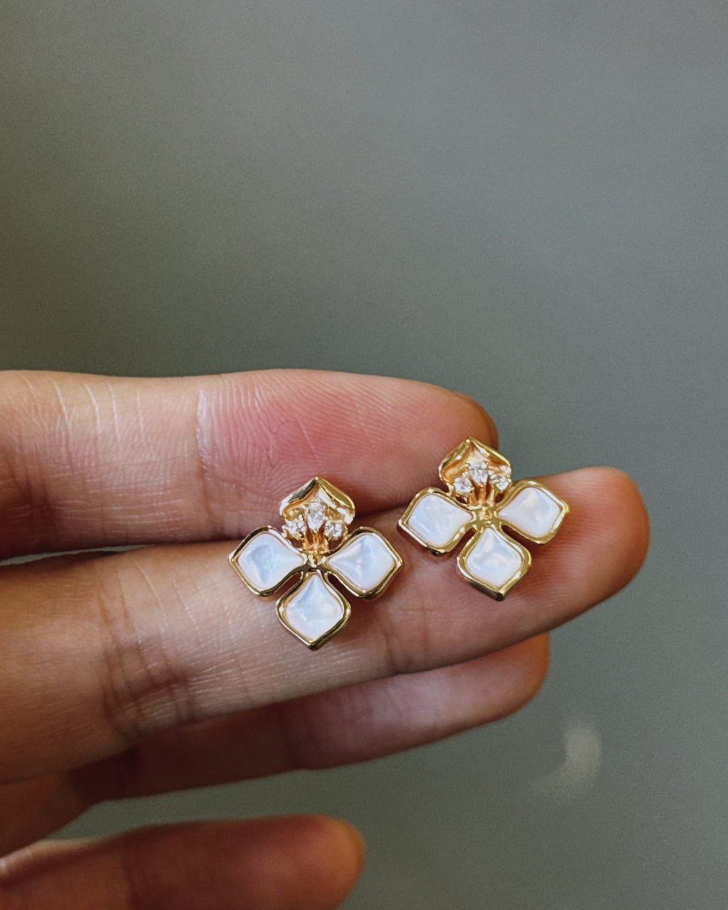 【Gilded Feather & Shell】 Iridescent Leaf Earrings